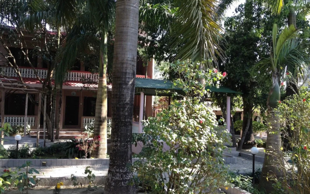 The 90's Sauraha