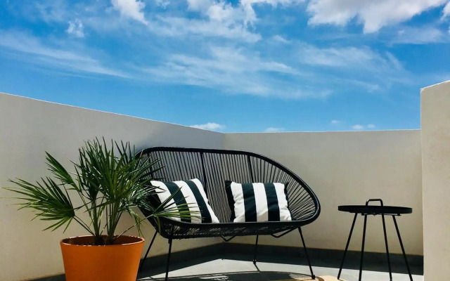 Deluxe Penthouse Charming Location Rooftop Views