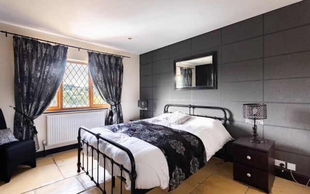 4 Bed House with Swimming pool and Sauna