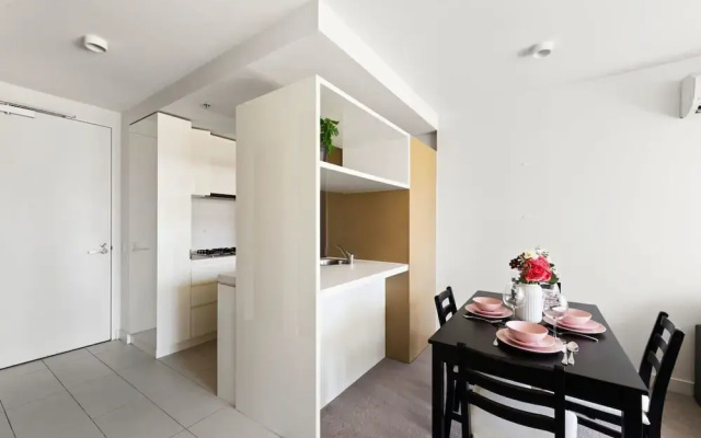 A Comfy 2BR Apt Near Melbourne Central, City Views