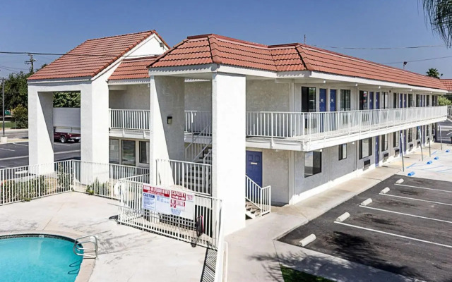 Motel 6 Shaw Ave & Hwy 99
