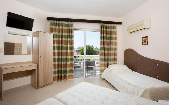 Lyristis Dinos Studios & Apartments