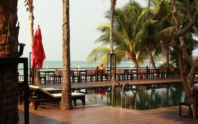 班卡沙滩俱乐部酒店(Bangrak Beach Club)