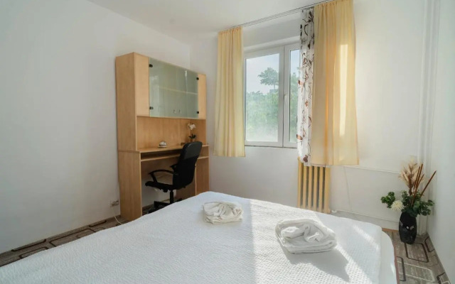 Rustic & Spacious 3br Apartment