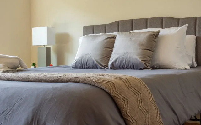 Chic Central Apartment with Free Parking