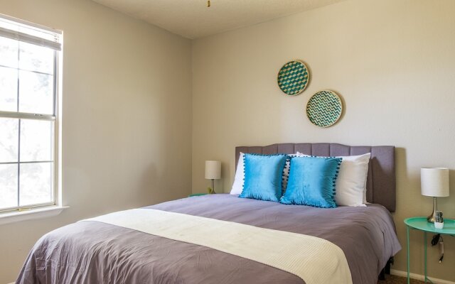 Eastside 1 & 2 BR Apts with balcony by Frontdesk