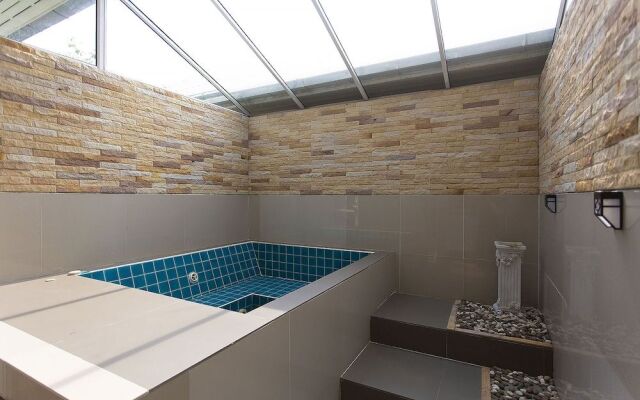 December Villas And Spa