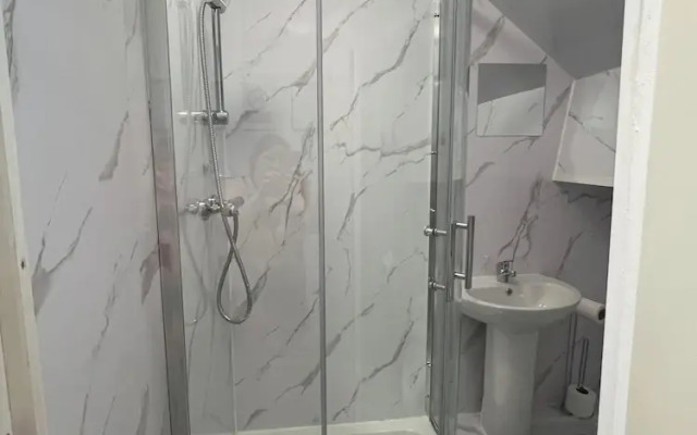 Lodge - Sleeps 10 & Free Parking