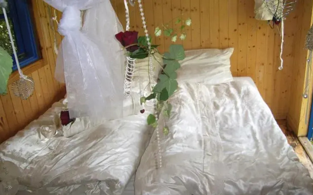 Kleines Haus im Grünen, Zirkuswagen, Hängebett & Zimmerli
