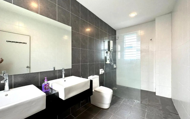 BNB Casa Grande at Rawang - spacious, 15 pax and WiFi