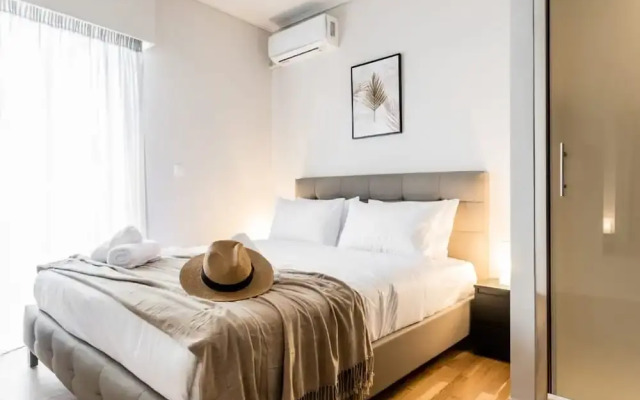 Spacious and Sunlit Seaside Flat