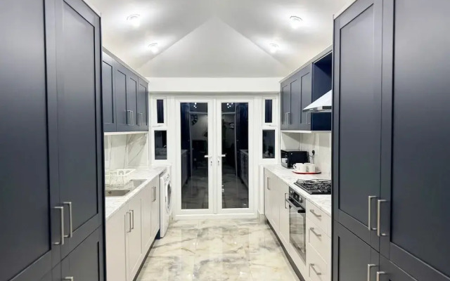 Modern North London Retreat - 7 Bedrooms