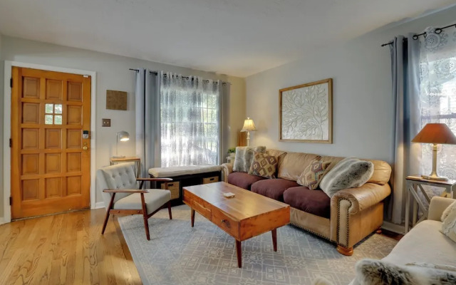 5 Mi to Downtown: Royal Oak Bungalow!