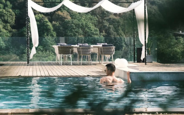 No Flowers Boutique Hostel