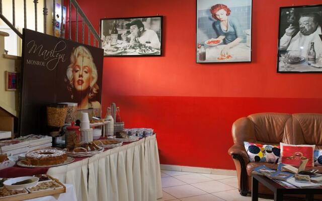 Hotel Cine Holiday