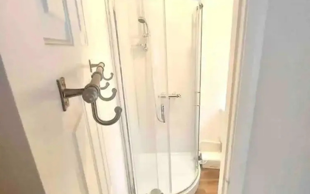 Inviting 4-bed House Near Heathrow w/ Fireplace