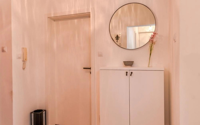 66 Apartment - Stylish Two Bedroom in Lozenets District