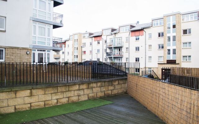 Bright 2 Bedroom Flat With Patio