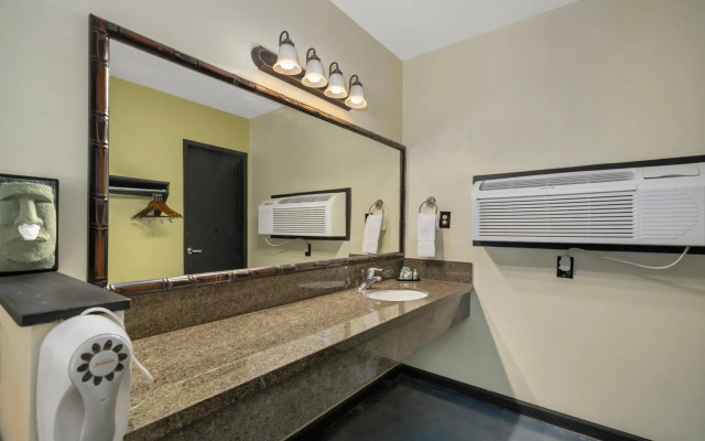 Caliente Tropics Hotel