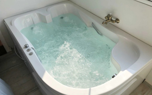 Jacuzzi Studio @ The Pyramids Free Airport Pickup