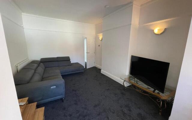 3 bedroom Garden apartment next to craig-y-don park