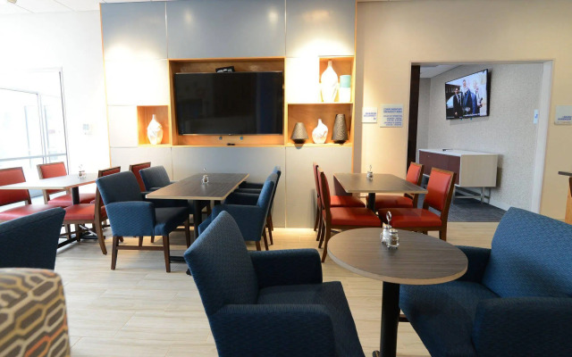 Holiday Inn Express & Suites Chicago North Shore - Niles by IHG
