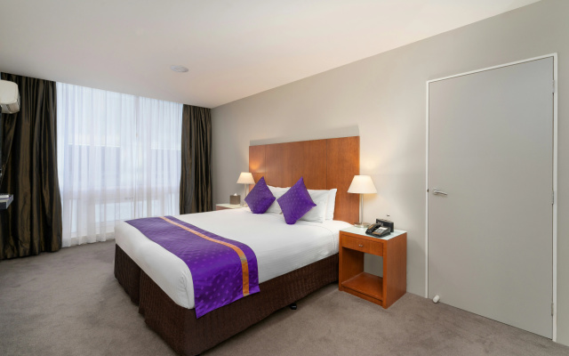 Park Regis Griffin Suites – Guest Rooms – Melbourne