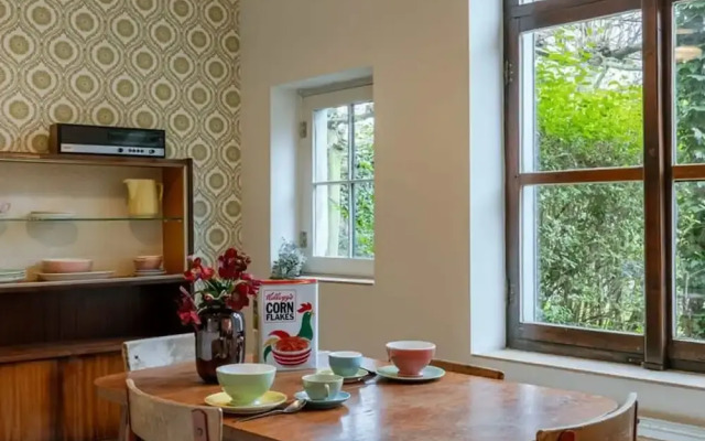 Retro Apartment for two With a Cozy City Garden