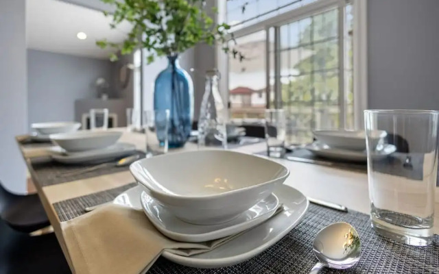 High-ceiling Home Relaxing Patio in Waterloo