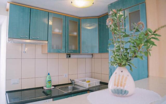 Seafront vacation house w JACUZZI 5 meters from beach