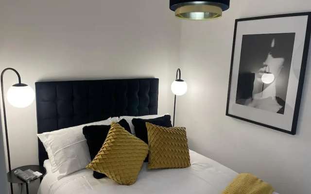 Modern-luxury 1bedroom-ensuitebathroom-garden-wifi