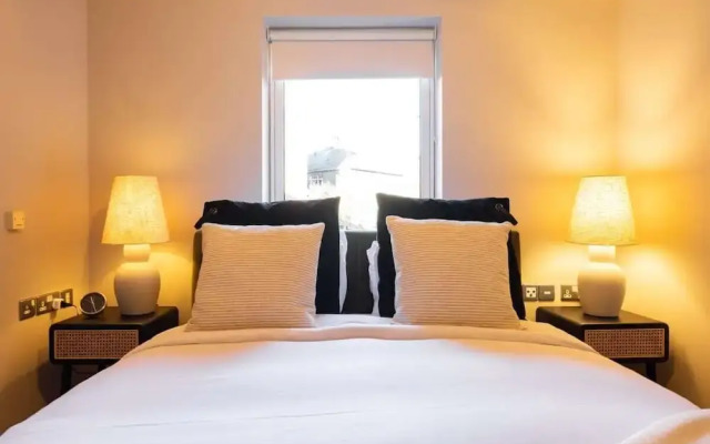 The Crystal Quarters - Modern & Bright 2BDR Apartment