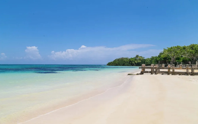 Silver Palms Charming 1BR Private Beach and Pool