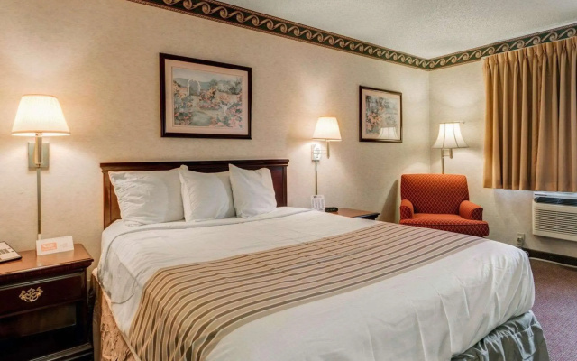 Econo Lodge Inn & Suites El Paso West