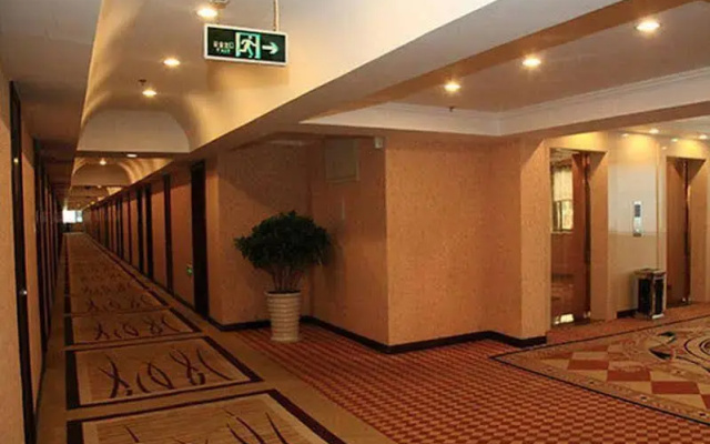 Vienna Hotel (Shanghai Hongqiao Airport Jiuxing)