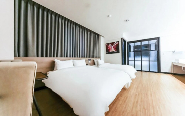 Changwon Palyongdong Praha Hotel
