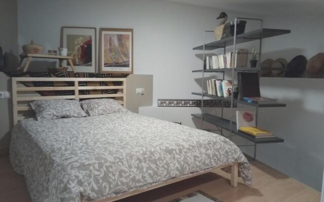 Studio in Madrid, With Shared Pool, Enclosed Garden and Wifi
