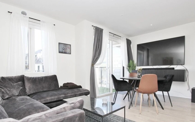 New Downtown Apartment With Free Parking