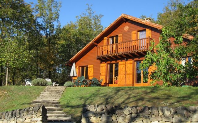 Tidy Chalet in the Woods of the Beautiful Dordogne