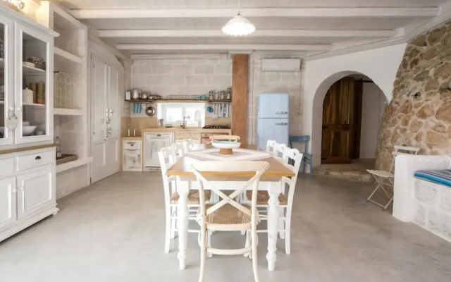 Luxurious Villa in Torre Suda with Hot Tub