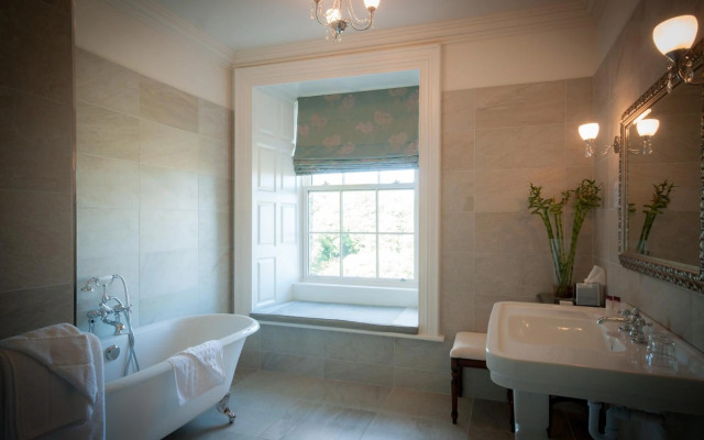 Falls Hotel & Spa