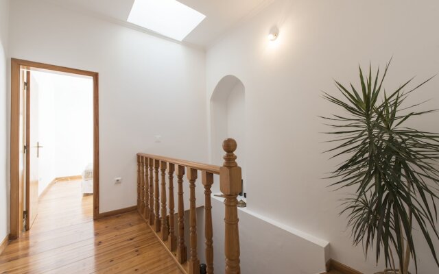 Bright and Airy Apt with balcony by LCH