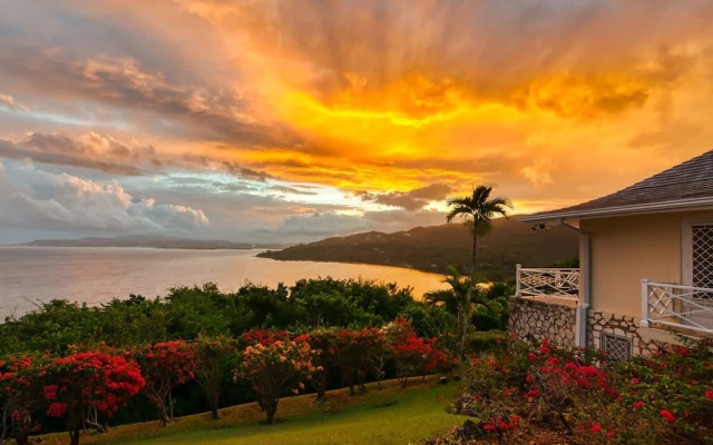 Private 2BR Open-air Villa Panoramic Views Pool