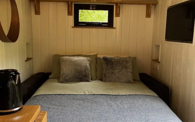 The Crooked Gate - Luxury Romantic Getaway