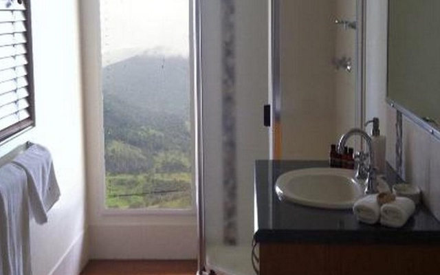 Spring Creek Mountain Cafe & Cottages – Bathroom – The Falls