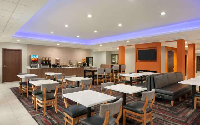 La Quinta Inn & Suites by Wyndham Lackawanna