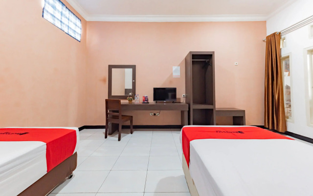 RedDoorz Near Kejaksan Station Cirebon