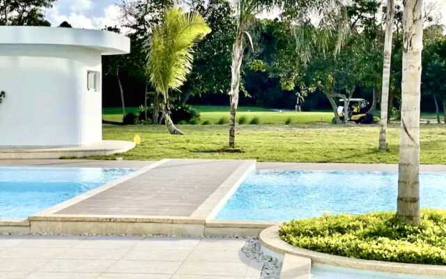 Luxury Apartment With Pool And Golf View