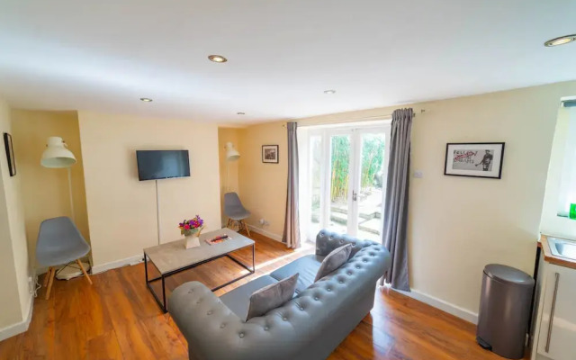 Modern Bright Garden Flat With Patio