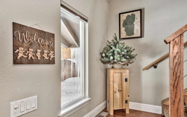 Dancing Bear Cabin Pet Friendly, Sleeps 4, Totally Cute!